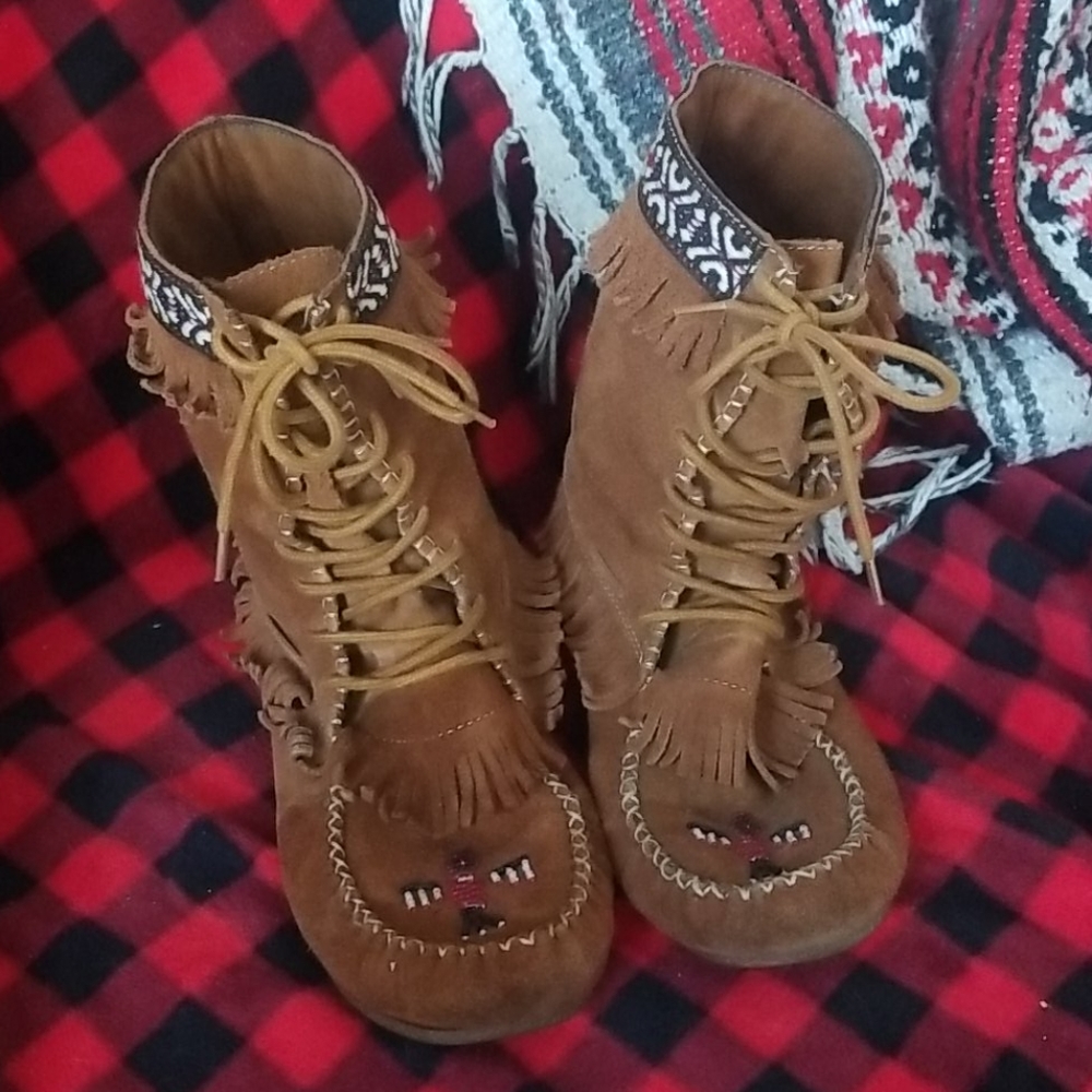 Minnetonka Thunderbird Moccasin Boots